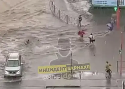 В Барнауле девочку после ливня унесло потоком воды на проезжую часть