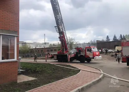 В Красноярске во время пожара в многоэтажке эвакуировали 47 человек