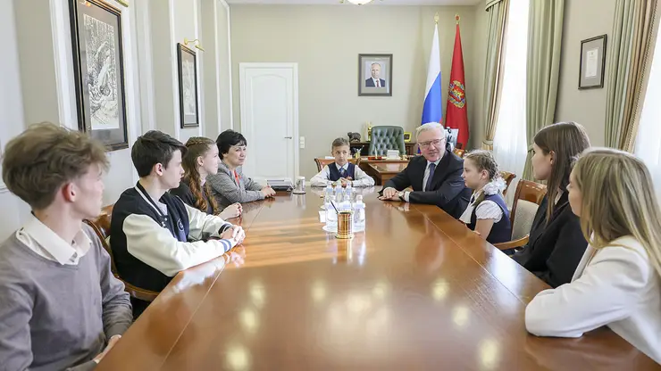 Школьники из Красноярска побывали в гостях у губернатора Александра Усса