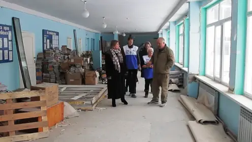 Партийный десант держит на контроле капитальный ремонт школы в г.Артемовск Курагинского района