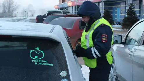 В Красноярске в новогодние праздники сотрудники ГИБДД проверяют правила перевозки детей в автомобилях