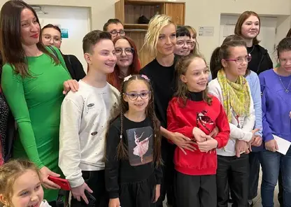 В Красноярске Полина Гагарина исполнила песню вместе с детьми с ограниченными возможностями здоровья