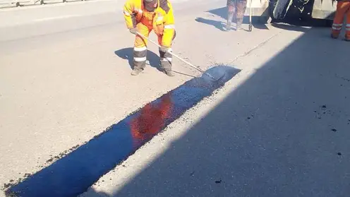 В Красноярске на ул. Свердловская ямы на дороге устранили литым асфальтом