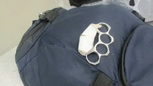 3 ножа и кастет изъяли таможенники у туристов в аэропорту Красноярска