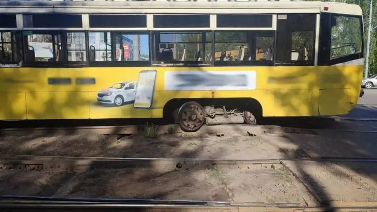 В Томске три человека пострадали во время схода трамвая с рельсов