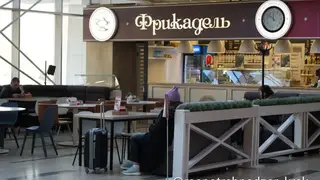 В красноярском аэропорту на 30 тыс рублей оштрафовали кафе «Фрикадель» за продукты без маркировки