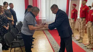 Родным погибшего на СВО бойца вручили орден Мужества в Улан-Удэ