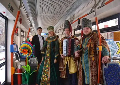 В Красноярске музыкальный десант поздравил пассажирок трамвая №4 с 8 Марта
