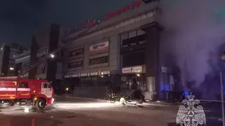 В Красноярске загорелся торговый центр на Взлетке