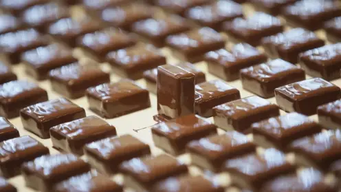 Житель Красноярска украл из магазина около 100 плиток шоколада и отдал своим детям