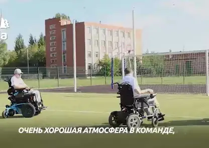 Инвалид-колясочник из Омска со своей футбольной командой стали бронзовыми призерами России