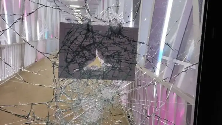В Красноярске вандалы разбили стеклянные двери пешеходного перехода через ул. Волочаевская