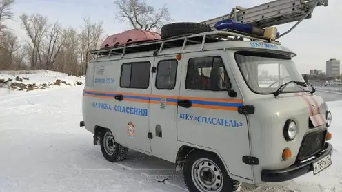 На трассе в Красноярском крае в кювет слетел автомобиль