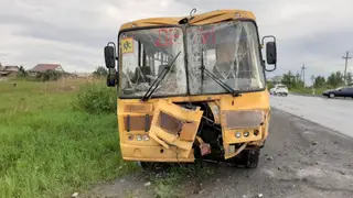 В Красноярском крае водитель школьного автобуса врезался в автомобиль и наехал на электроопору