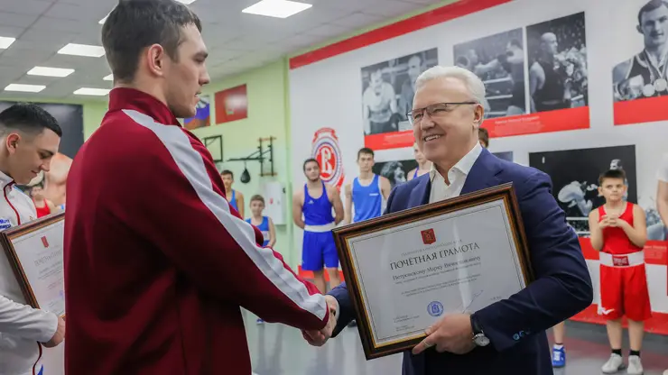 Губернатор Красноярского края поздравил боксёров Марка Петровского и Алексея Скомороху с победами