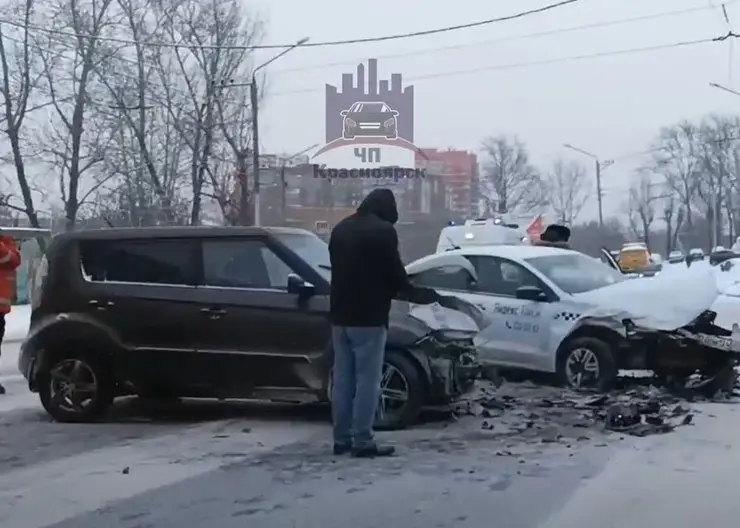 В Красноярске на улице Калинина произошло массовое ДТП с пострадавшими
