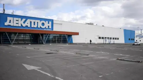 Компания Decathlon приостановит работу магазинов в России
