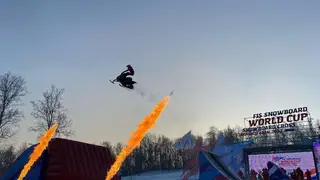 На открытии этапов Кубка мира по сноуборду в Красноярске устроили огненное мотошоу