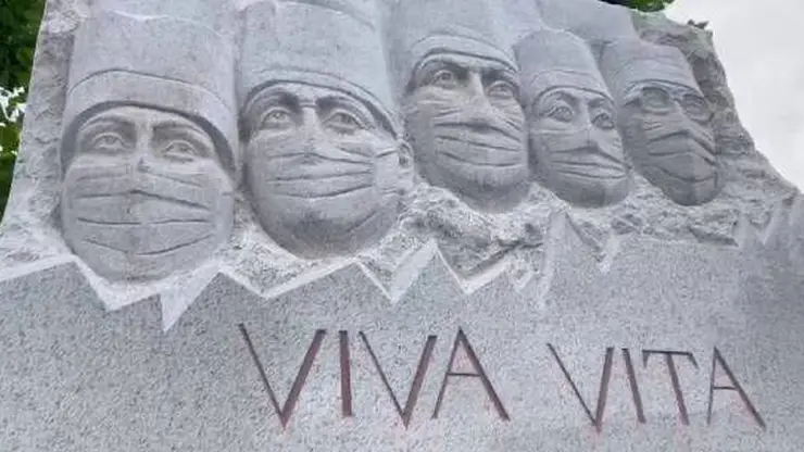 В Бурятии установили памятник погибшим во время пандемии врачам