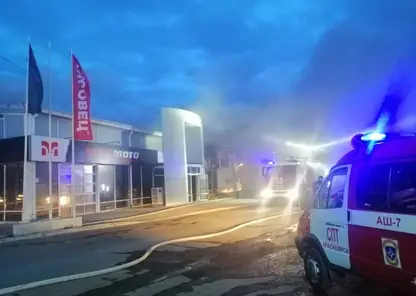 В Красноярске горит автосалон на площади около 700 квадратных метров