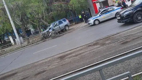 В Красноярске на ул. Мичурина водитель Honda умер за рулём и врезался в дерево