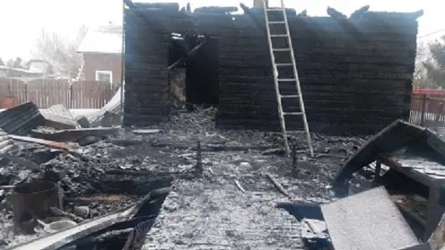 В сгоревшем доме сторожа СНТ под Новосибирском нашли тела двух мужчин