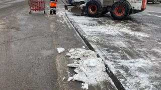 В Красноярске чистят тротуары более 200 рабочих