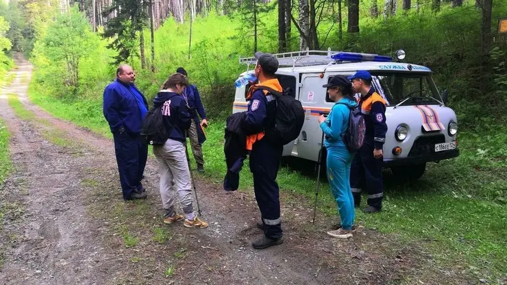 Автомобиль с беременной женщиной и 4-летним ребенком застрял в лесу в Минусинском районе