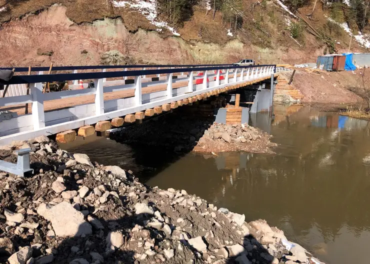 Разрушенный мост в Ирбейском районе восстановят к середине октября 