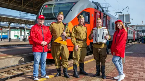 В электричках Красноярской железной дороги спели фронтовые песни Великой Отечественной войны