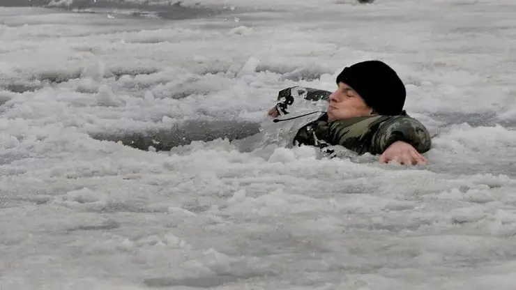 Мужчина провалился под лед на реке Ангара в Красноярском крае