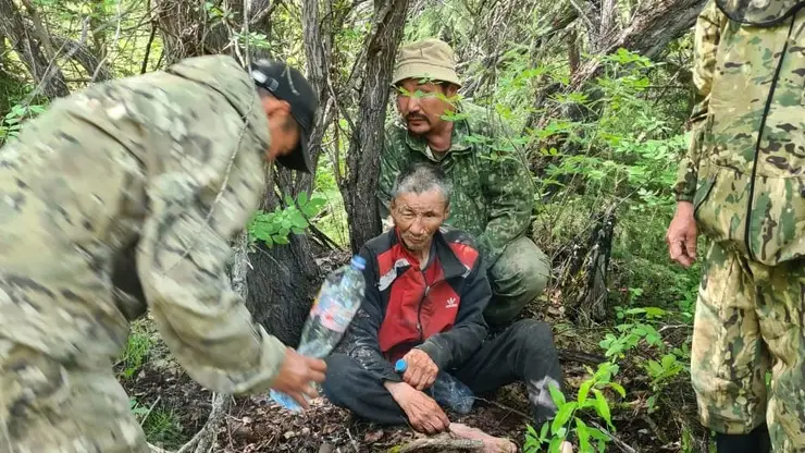 Пожилой мужчина почти две недели бродил в лесах Якутии