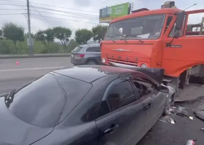 8 автомобилей пострадали в столкновении с КАМАЗом на Коммунальном мосту 