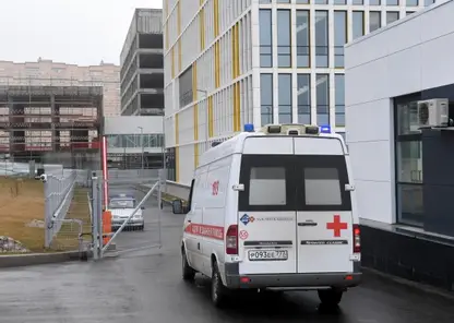 В Красноярске мужчина выпал из окна многоэтажки