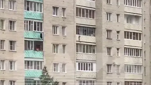 Ребенок чуть не выпал из окна седьмого этажа в Забайкалье