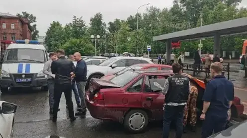 Тела двух иностранцев нашли на парковке Гуманитарного лицея в Томске