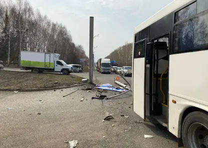 В Кемерово 3 человека пострадали при столкновении рейсового автобуса и иномарки