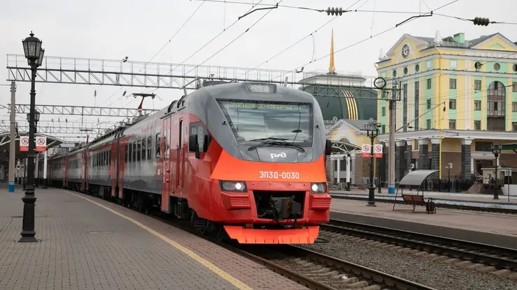В июле и августе пригородные поезда КрасЖД на восточном направлении будут курсировать по измененному расписанию