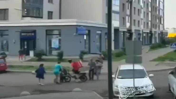 В Красноярске доставщик «Самоката» чуть не врезался в автомобиль и сбил коляску с ребёнком