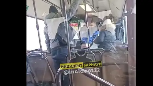 В Барнауле трое мужчин подрались в автобусе