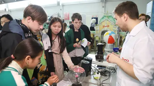 Более 2,5 тысяч школьников Красноярска побывали на интерактивном научном шоу КрасЖД по безопасности
