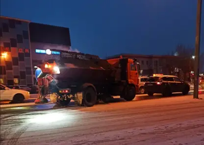 В Барнауле на дороги вышло 30 коммунальных машин для уборки снега