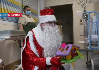 Главврач Красноярской краевой больницы Егор Корчагин в костюме Деда Мороза поздравил маленьких пациентов