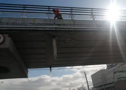 Жителей Красноярска предупреждают об опасных сосульках на крышах и мостах
