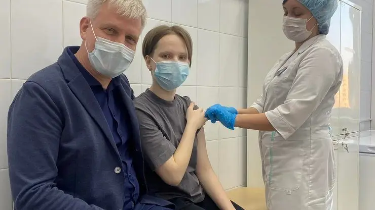 В Красноярске дочь главного врача краевой больницы вакцинировалась от коронавируса