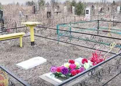 Неизвестный разбил 13 памятников на Шинном кладбище в Красноярске