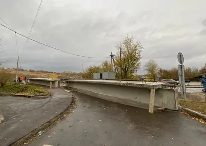 К сломанному мосту через Качу в Красноярске доставили новые пролеты