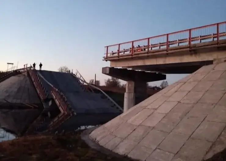 Старый автомобильный мост обрушился в Новосибирской области