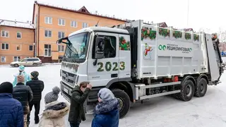 «Красноярская рециклинговая компания» пригласила Деда Мороза со Снегурочкой к жильцам интерната
