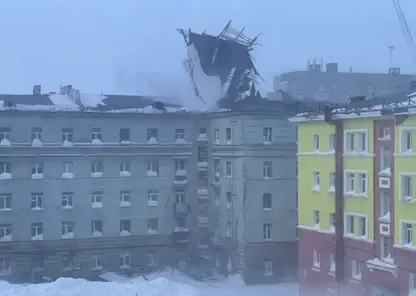 В Норильске штормовой ветер сорвал крышу с 5-этажного дома на ул. 50 лет Октября